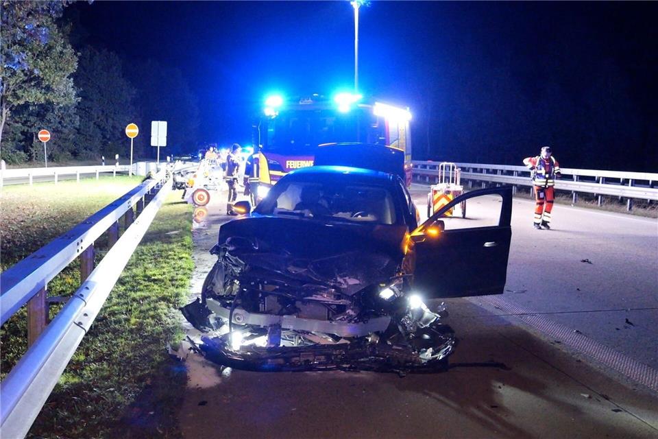 Rettungskräfte sind an der Unfallstelle im Einsatz. Jörn Hüneke/dpa
