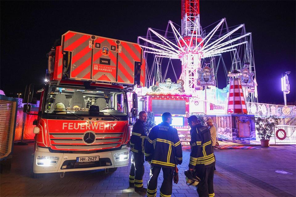 Rettungskräfte sind an einem Fahrgeschäft auf dem Hamburger Dom im Einsatz, nachdem hier mehrere Fahrgäste für einige Stunden in einem Kettenkarussell festgesessen waren.Bodo Marks/dpa