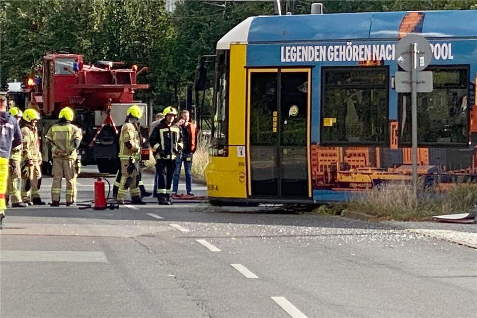 Rettungskräfte sind im Einsatz bei einem Verkehrsunfall mit einer Straßenbahn und einem Reisebus.Torsten Holtz/dpa