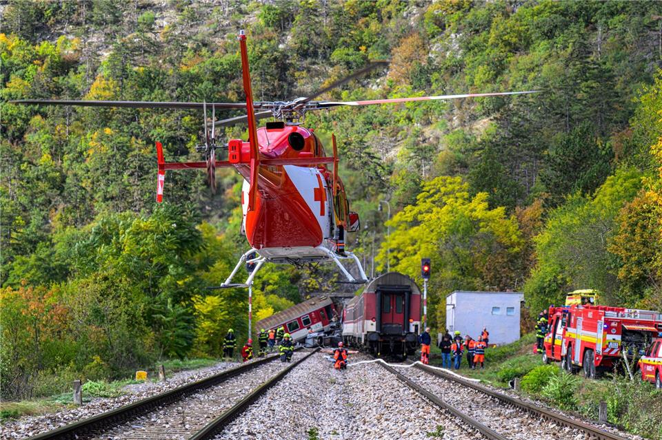 Viele Verletzte bei Zugkollision in der Slowakei Rettungskräfte sind nach der Kollision zweier Schnellzüge in der Gemeinde Jablonov nad Turnou im Bezirk Roznava im Einsatz.Veronika Mihaliková/TASR/dpa