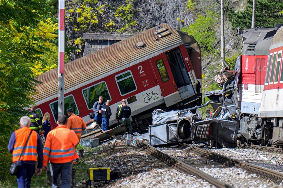 Viele Verletzte bei Zugkollision in der Slowakei Rettungskräfte sind nach der Kollision zweier Schnellzüge in der Gemeinde Jablonov nad Turnou im Bezirk Roznava im Einsatz.Veronika Mihaliková/TASR/dpa