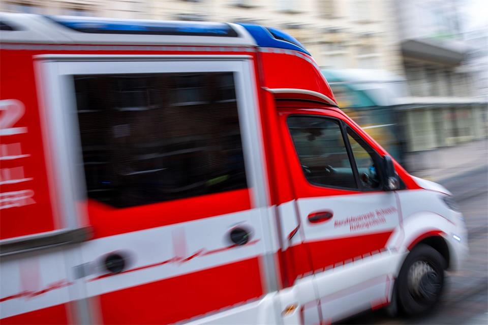 Rettungskräfte sind vor Ort. (Symbolbild) Jens Büttner/dpa