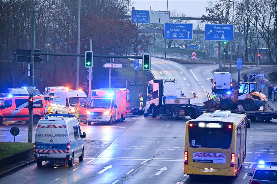Rettungskräfte stehen nach einem tödlichen Motorradunfall an der Ecke Halenseestraße nahe des Dreiecks FunkturmSebastian Gollnow/dpa
