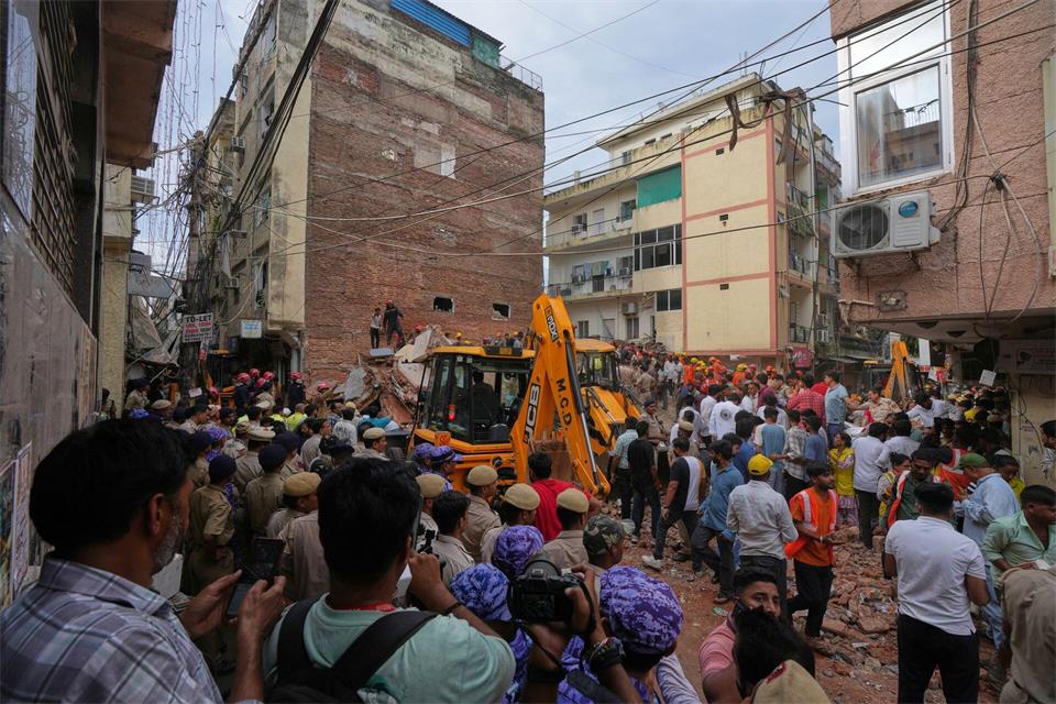 Rettungskräfte suchen in Neu-Delhi unter den Trümmern eines eingestürzten Gebäudes nach Überlebenden.Rajesh Kumar Singh/AP/dpa