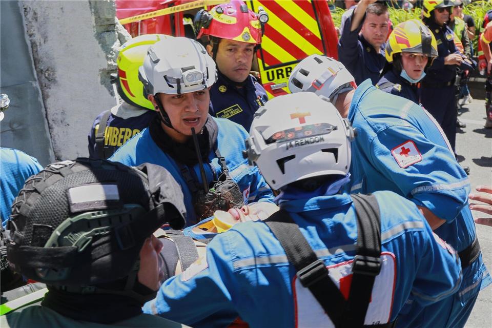 Rettungskräfte suchen nach Überlebenden nach dem schweren Erdbeben in Kolumbien. Andres Valencia/AP/dpa