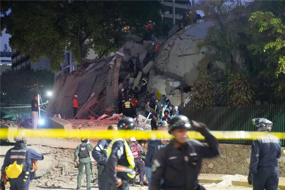 Rettungskräfte suchen nach einem Erdbeben in Caracas in Venezuela nach Überlebenden in einem eingestürzten Gebäude.Ariana Cubillos/AP/dpa