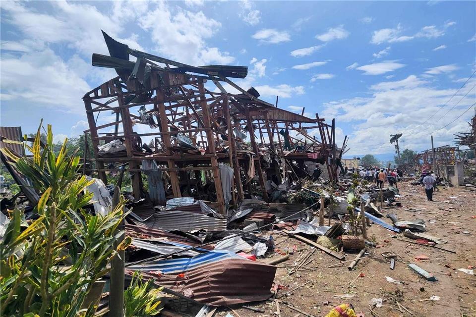Rettungskräfte suchten weiter nach Verschütteten unter den Trümmern. -/Palaung Land/AP/dpa