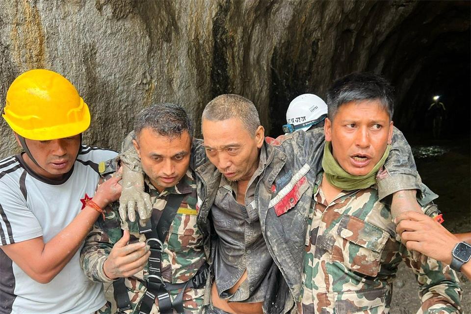 Rettungskräfte tragen einen Überlebenden der Sturzflutkatastrophe in Nepal.Uncredited/Nepal Army vai AP/dpa