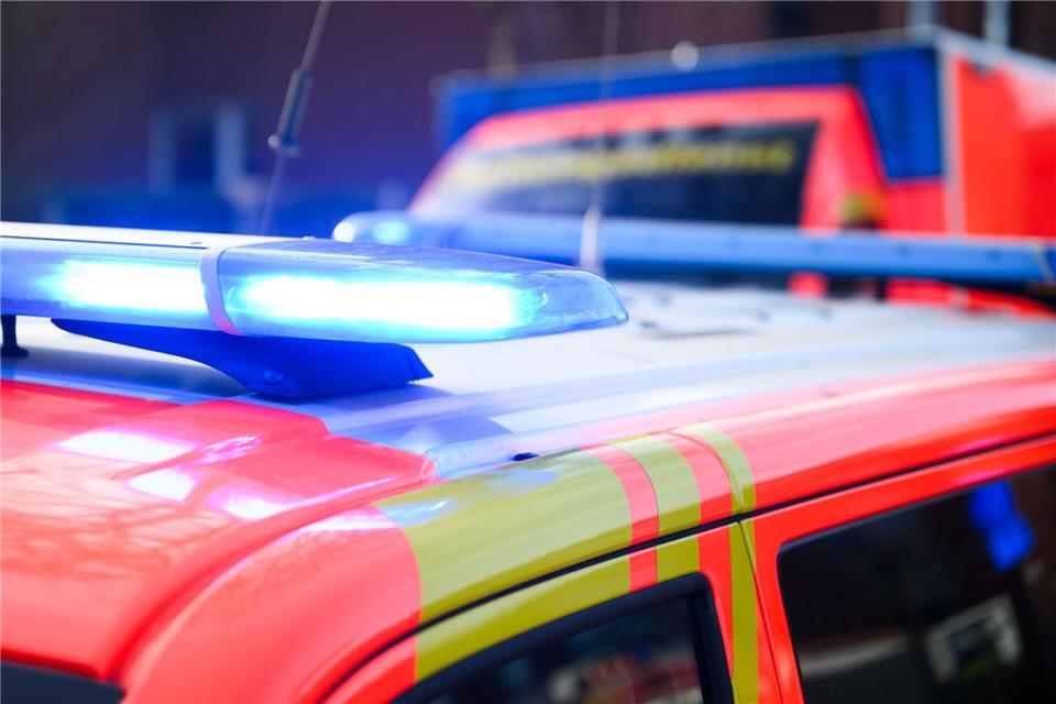 Rettungskräfte transportierten den schwer verletzten Zweiradfahrer noch in eine Klinik, wo er starb. (Symbolbild)Julian Stratenschulte/dpa