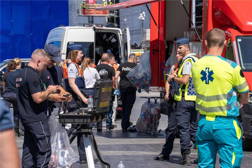 Rettungskräfte und Forensiker sind im Einsatz.Marius Burgelman/AP/dpa
