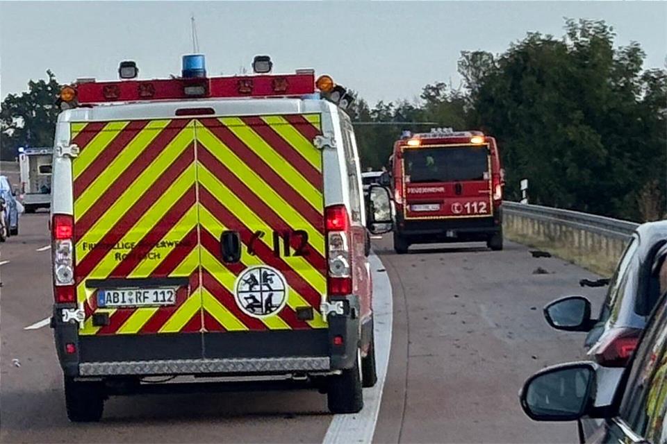 Rettungskräfte und Hubschrauber sind nach einem schweren Unfall auf der A9 im Einsatz. (Symbolbild)Sebastian Münster/dpa