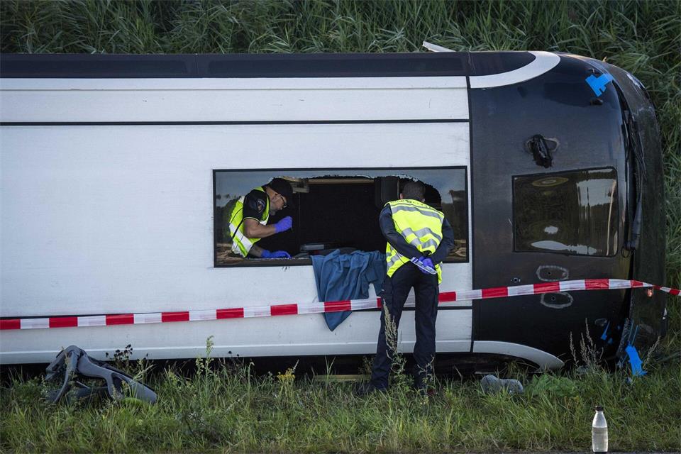Rettungskräfte versorgten die Insassen des Reisebusses nach dem Unfall auf der A28 bei Wezep.Jeroen Jumelet/ANP/dpa