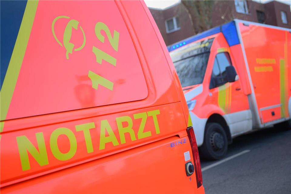 Rettungskräfte versorgten die Verletzten am Unfallort. (Symbolbild)Julian Stratenschulte/dpa