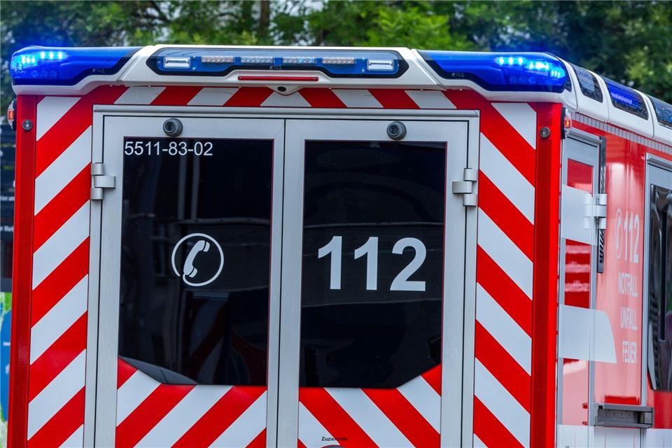 Rettungskräfte versorgten die drei Verunglückten. (Symbolbild)Jens Büttner/dpa