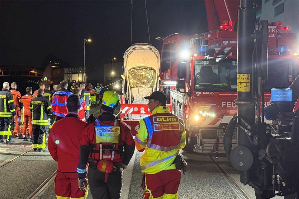 Rettungskräfte waren über mehrere Stunden für Rettungs- und Bergungsmaßnahmen vor Ort.Mike Seeboth/dpa