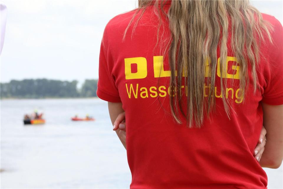 Rettungsschwimmer der DLRG haben einen Mann das Leben gerettet. (Symbolbild)Sascha Thelen/dpa