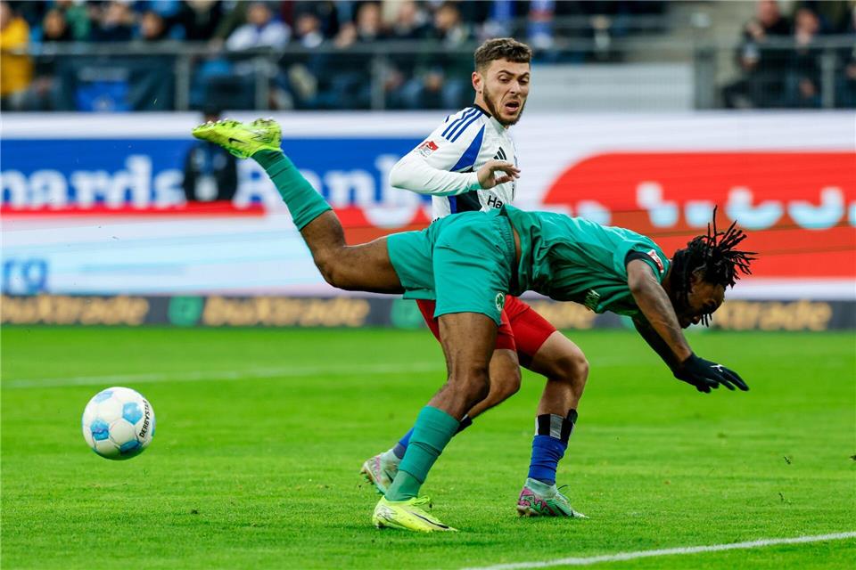 Rettungstat: HSV-Verteidiger William Mikelbrencis (hinten) stoppt Fürths Noel Futkeu. Axel Heimken/dpa