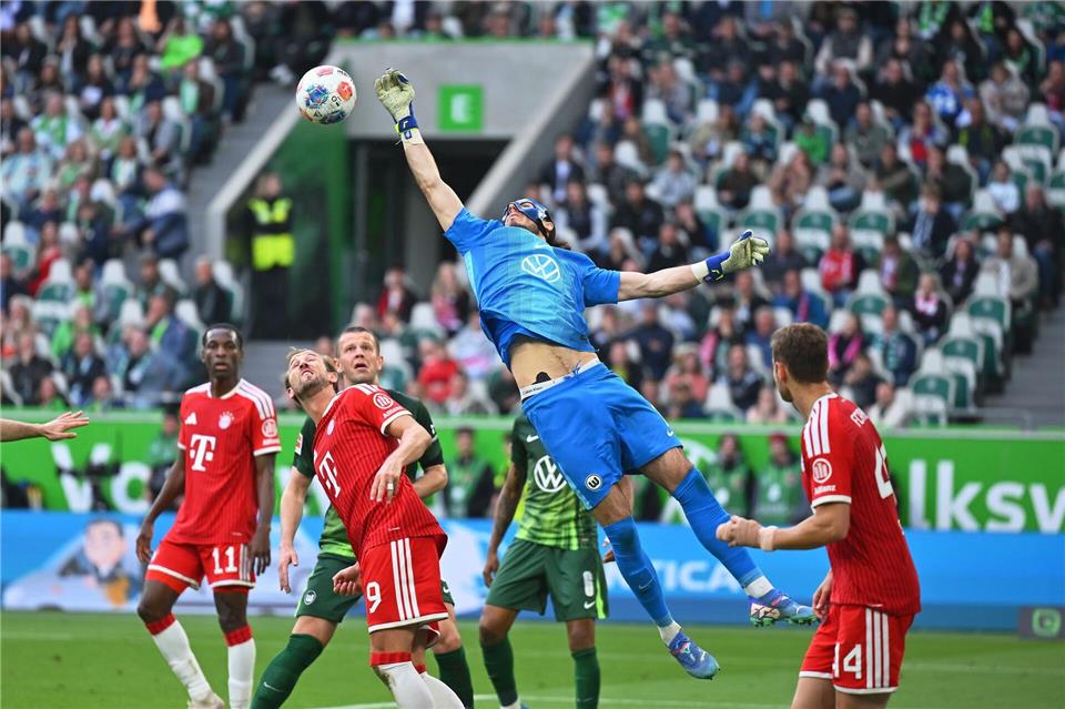 Rettungstat im Abstiegskampf: Wolfsburgs Torwart Kamil Grabara beim Spiel gegen Bayern München.Swen Pförtner/dpa