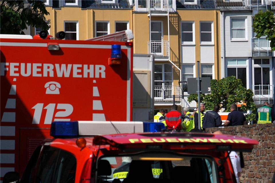 Rettungswagen, Polizisten und Polizeifahrzeuge stehen in der Nähe des Einsatzortes.Sascha Ditscher/dpa