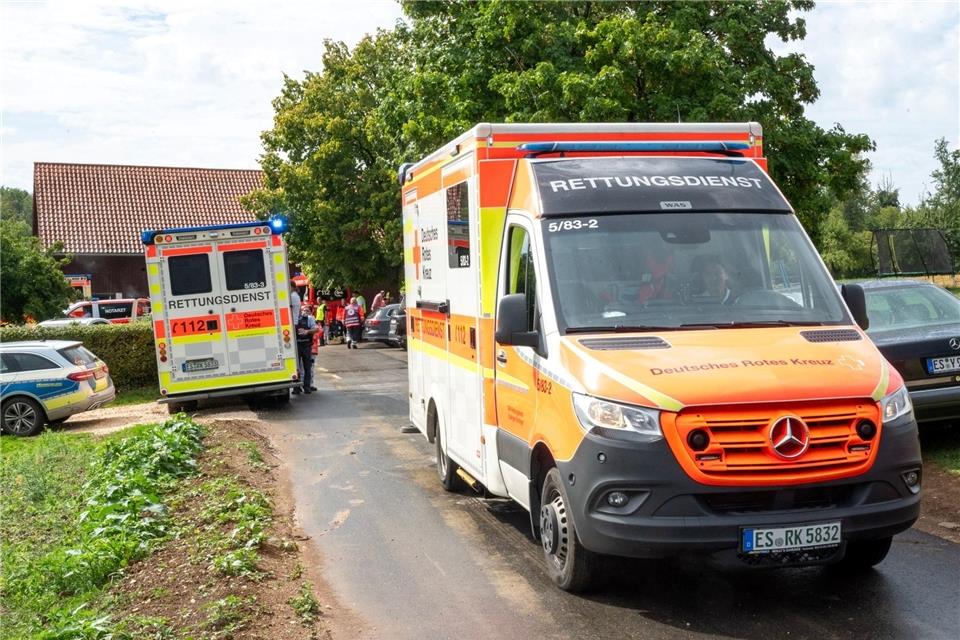 Frau stirbt nach Blitzschlag in Baden-Württemberg Rettungswagen stehen nach dem Blitzeinschlag nahe der Unglücksstelle bei dem Ausflugslokal.