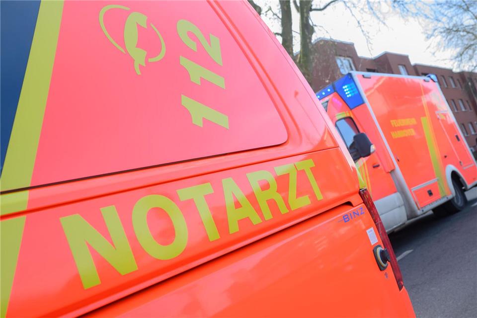Rettungswagen und Rettungshubschrauber waren im Einsatz. (Symbolbild)Julian Stratenschulte/dpa