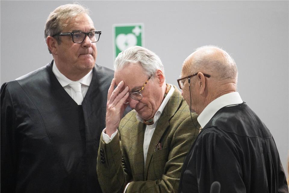 Reuß (Mitte) ist als mutmaßlicher Rädelsführer angeklagt. (Archivbild)Boris Roessler/dpa Pool/dpa