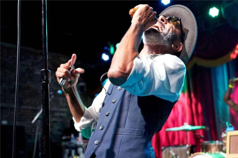 Reverend Shawn Amos bietet eine Mischung aus Vintage-Blues, Soul und Roots-Americana. Er erzählt Geschichten über Glaube, Zweifel, Liebe und gesellschaftliche Bruchstellen.