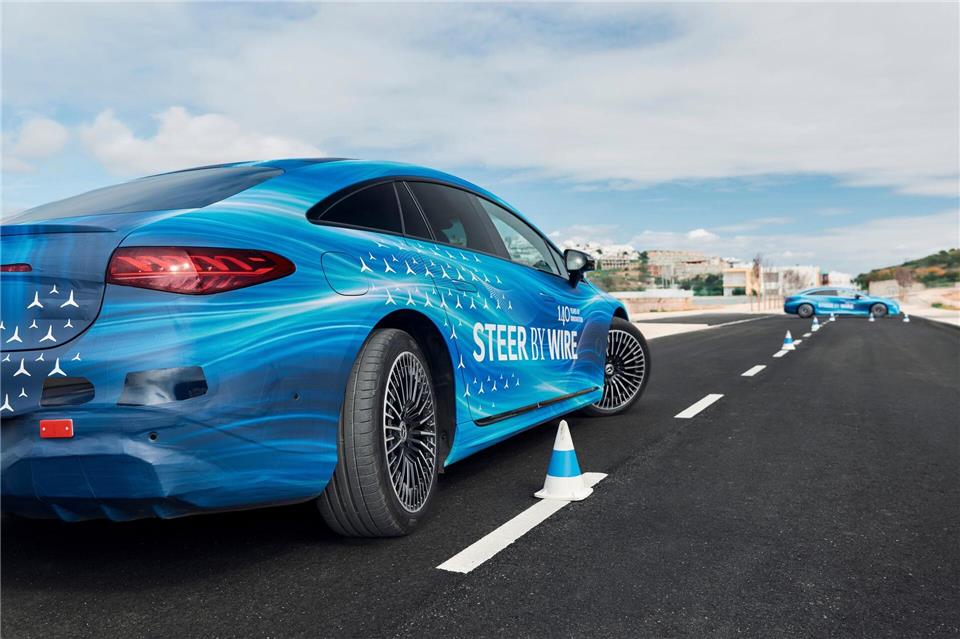 Revolutionäre Lenkung: Der Mercedes EQS erhält als erstes Modell der Marke die neue Steer-by-Wire-Technik, bei der Lenkvorgaben elektronisch statt mechanisch übertragen werden.Maximilian Balazs/Mercedes-Benz AG/dpa-tmn