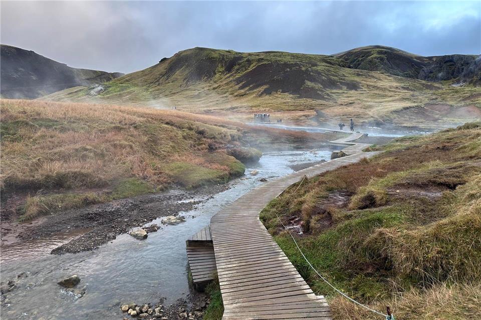 Reykjadalur Valley: Auch in wilden Bächen kann man hier ein Bad nehmen.Manuel Meyer/dpa-tmn
