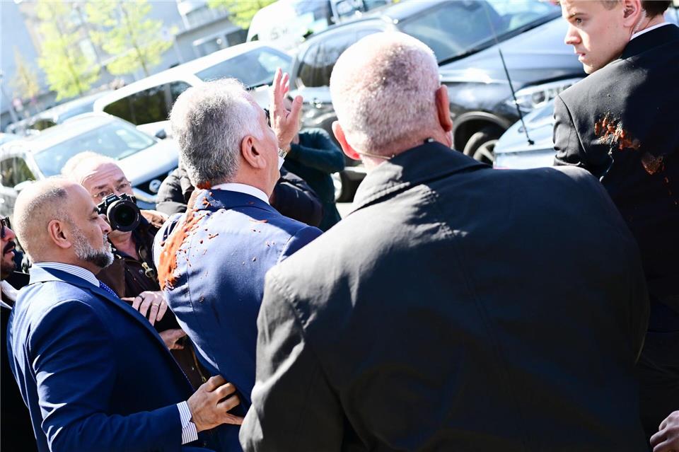 Reza Pahlavi, beschmiert mit roter Flüssigkeit.Sebastian Christoph Gollnow/dpa