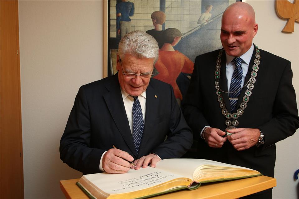 Rhedes Bürgermeister Jürgen Bernsmann (parteilos), hier mit Altbundespräsident Joachim Gauck, der sich anlässlich einer Lesung in Rhede ins Goldene Buch der Stadt einträgt.