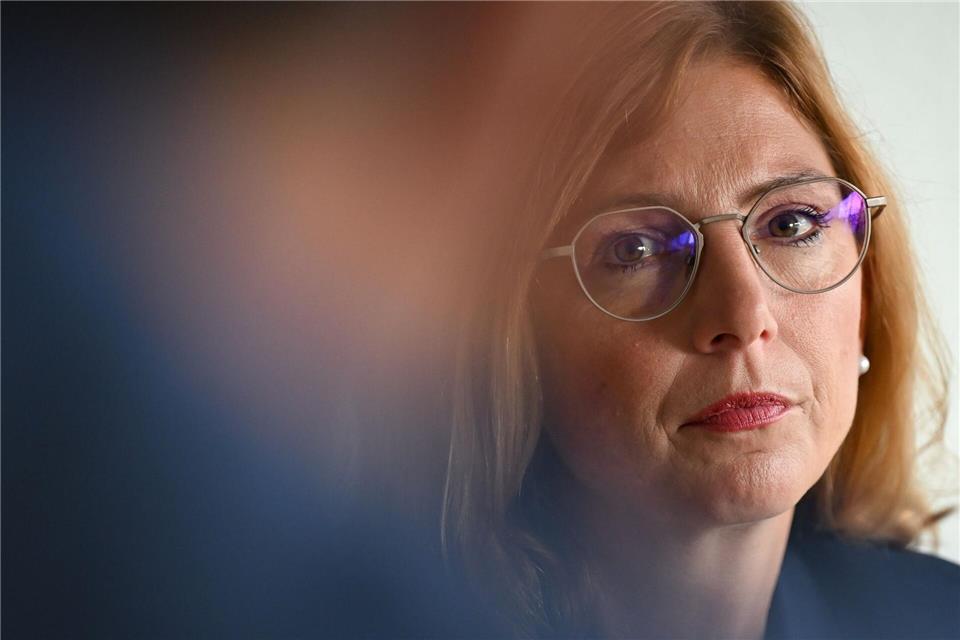 Rheinland-Pfalz wird trotz der Einstellung des Projektes den Kampf gegen Extremismus entschieden fortführen, versichert Familienministerin Sabine Bätzing-Lichtenthäler (SPD). (Archivbild)Arne Dedert/dpa