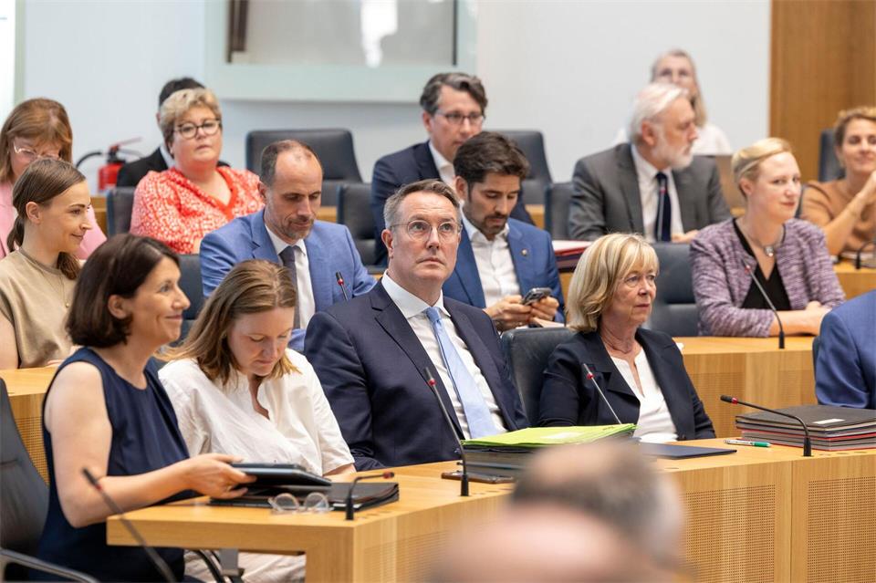 Rheinland-pfälzische Minister dürfen seit Sommer 2025 nach ihrem Ausscheiden aus dem Amt bis zu 18 Monate lang keinen neuen Job in der Wirtschaft annehmen, wenn Interessenkonflikte zu befürchten sind. (Symbolbild)Helmut Fricke/dpa