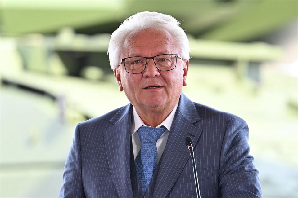 Rheinmetall-Chef Armin Papperger freut sich auf den Bau eines vierten Flottendienstbootes: „Das ist ein tolles Schiff“, sagte er der „Ostsee-Zeitung“. (Archivbild)Swen Pförtner/dpa
