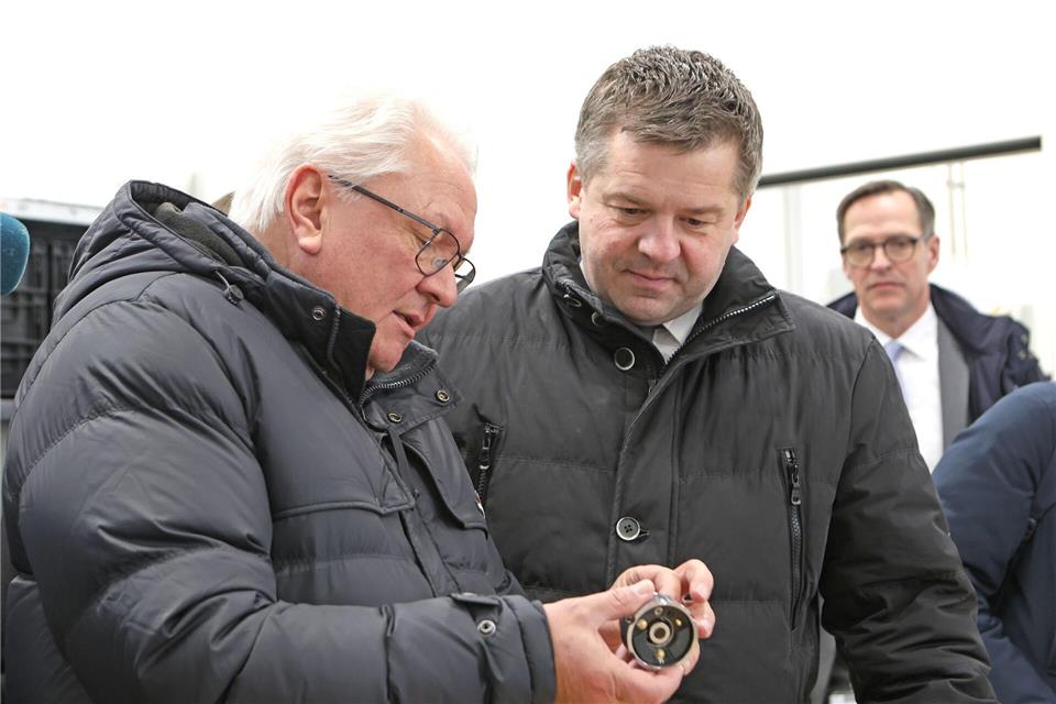 Rheinmetall-Chef Armin Papperger (l) besichtigt mit Sachsen-Anhalts Wirtschaftsminister Sven Schulze die Produktion des Rheinmetallstandorts in Silberhütte.Matthias Bein/dpa