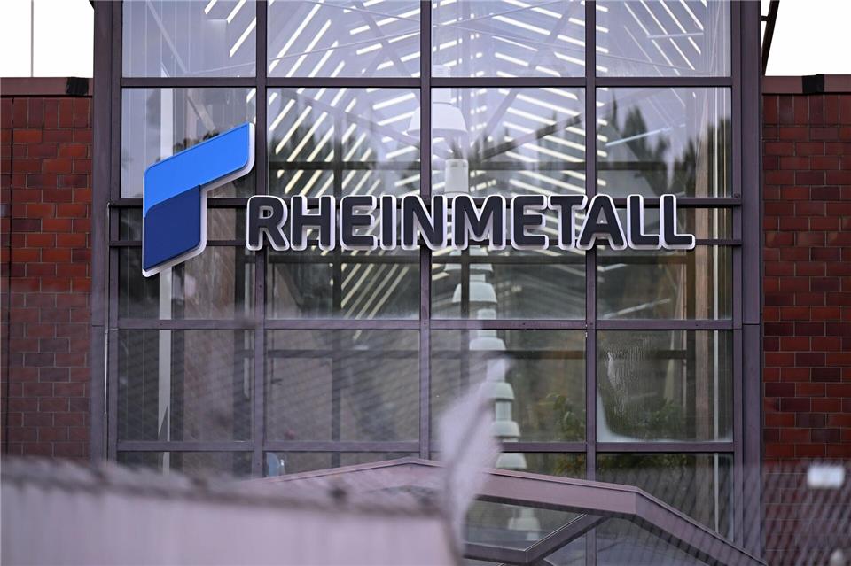 Rheinmetall-Logo am Eingang seines größten Werks, Unterlüß in Niedersachsen. (Archivbild)Wolf von Dewitz/dpa