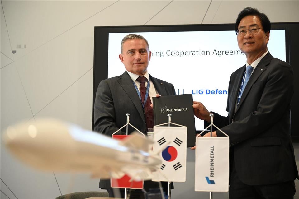Rheinmetall-Manager Oliver Dürr und der südkoreanische Manager Ickhyun Shin nach der Unterschrift der Vereinbarung bei der Eurosatory.Wolf von Dewitz/dpa