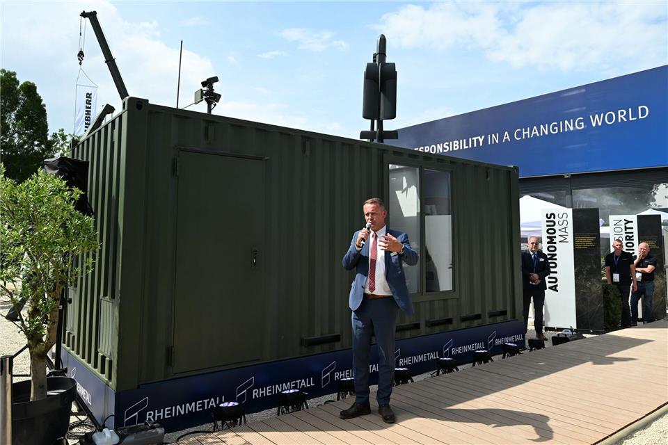 Rheinmetall-Manager Timo Haas bewarb den Abschuss-Container bei der Rüstungsmesse Eurosatory. Auf dem Dach des Containers ist eine Kamikaze-Drohne zu sehen. Wolf von Dewitz/dpa