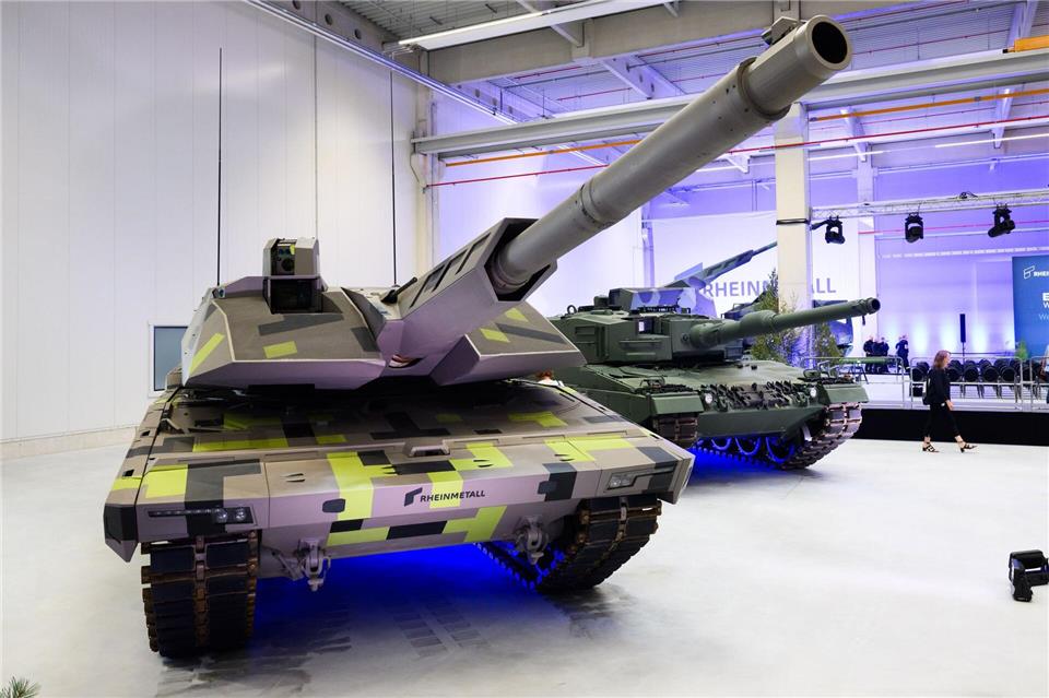 Rheinmetall-Panzer bei einer firmeneigenen Show im Werk in Unterlüß, vorne der Panther-Kampfpanzer. Der dürfte auch auf der Eurosatory zu sehen sein. (Archivbild)Julian Stratenschulte/dpa