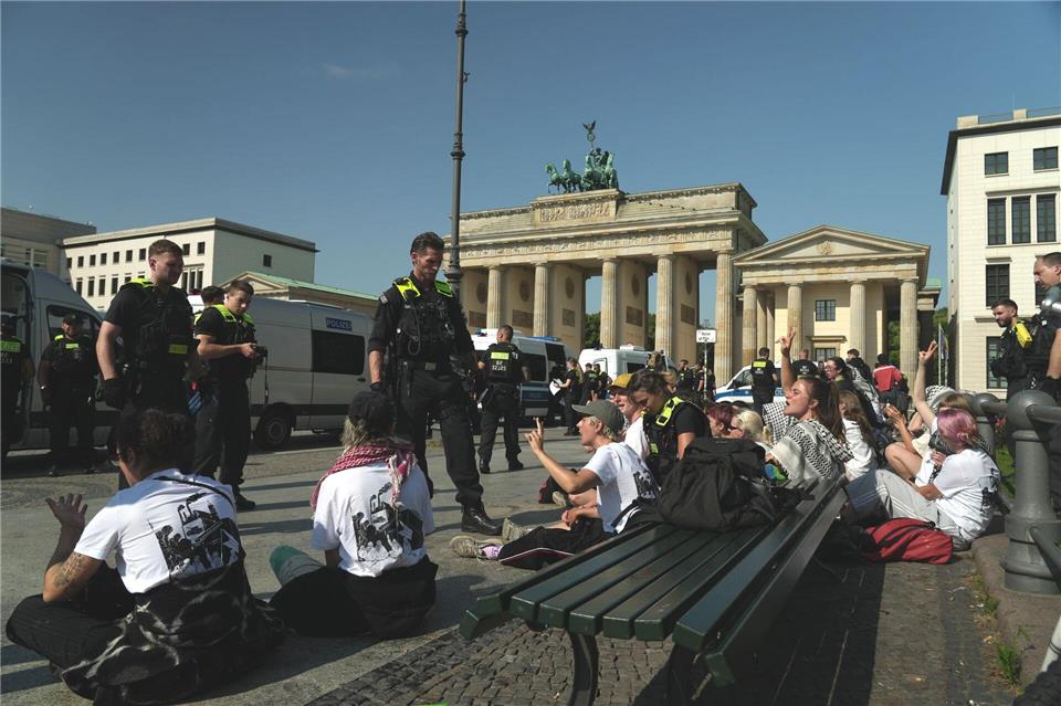 Rheinmetall hat am Brandenburger Tor ein Büro.Sven Kaeuler/dpa