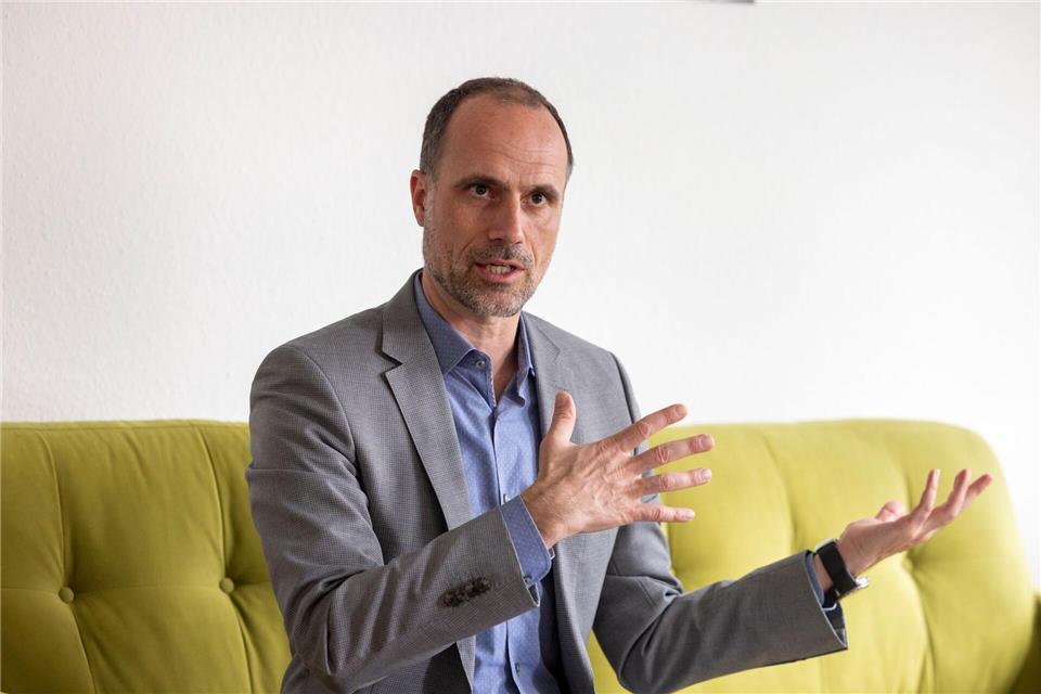 Rheuma sei keine typische Alterserkrankung, sagt Gesundheitsminister Hoch. (Archivfoto)Helmut Fricke/dpa