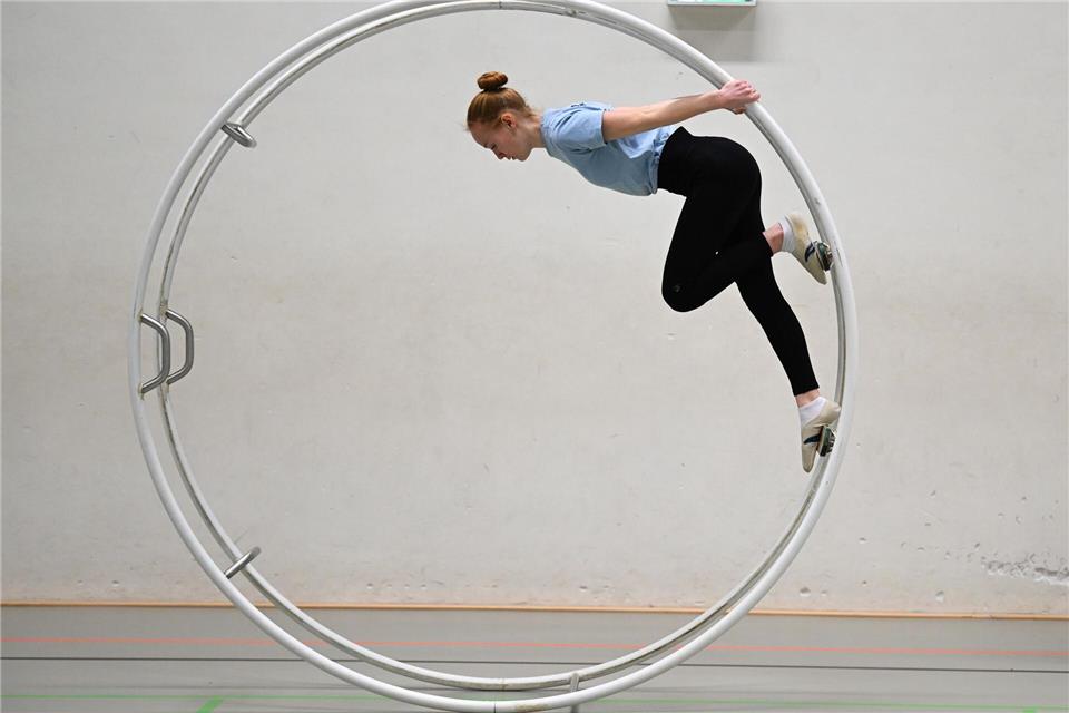 Rhönradturnen verlangt eine außergewöhnliche Kombination aus Kraft, Balance, Körperspannung, Orientierungssinn und Beweglichkeit.Arne Dedert/dpa