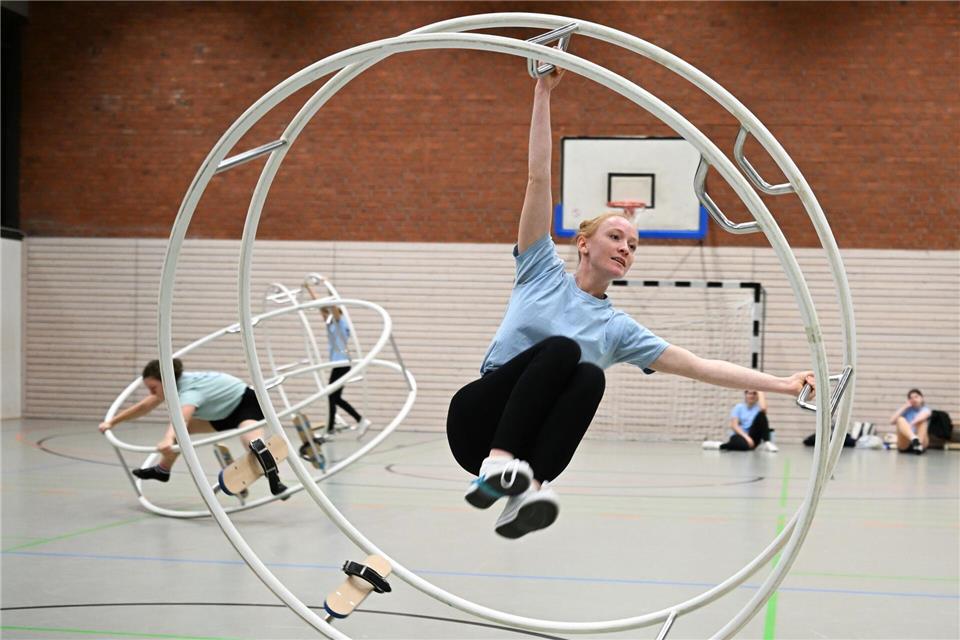 Rhönradturnerinnen wie Klara Kiefer schätzen die Eleganz und Vielfältigkeit ihres Sportgeräts.Arne Dedert/dpa