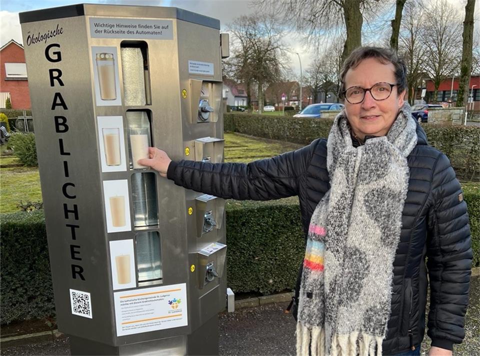 Ria Heisterkamp aus dem Kirchenvorstand St. Ludgerus am neuen Grablicht-Automaten am Weseker Friedhof.