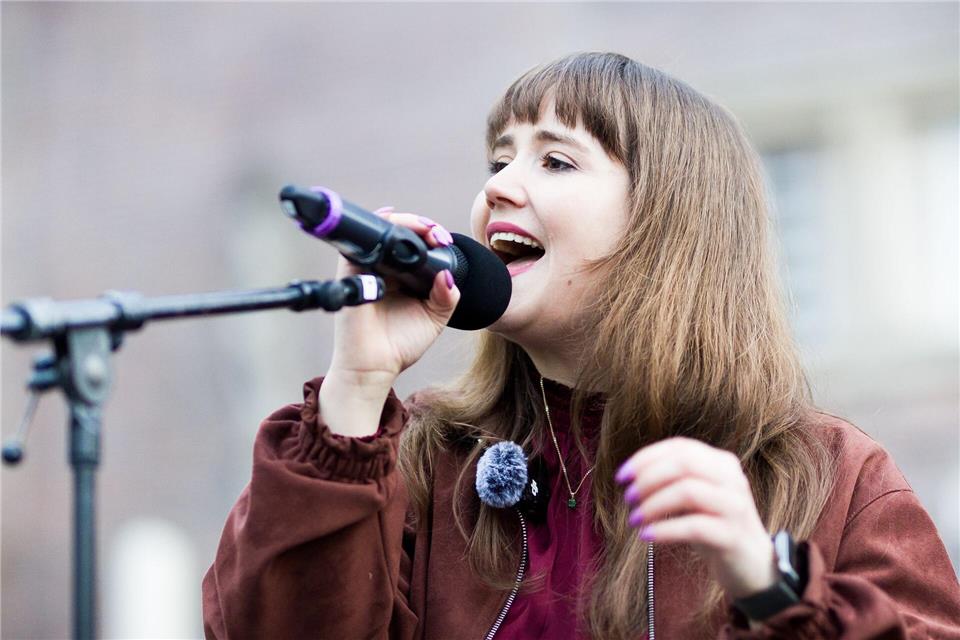 Ricarda Lang berichtet in ihrer Rede, wie sie selbst bereits Opfer von KI-generierter Fake-Pornografie im Internet geworden ist.Moritz Frankenberg/dpa