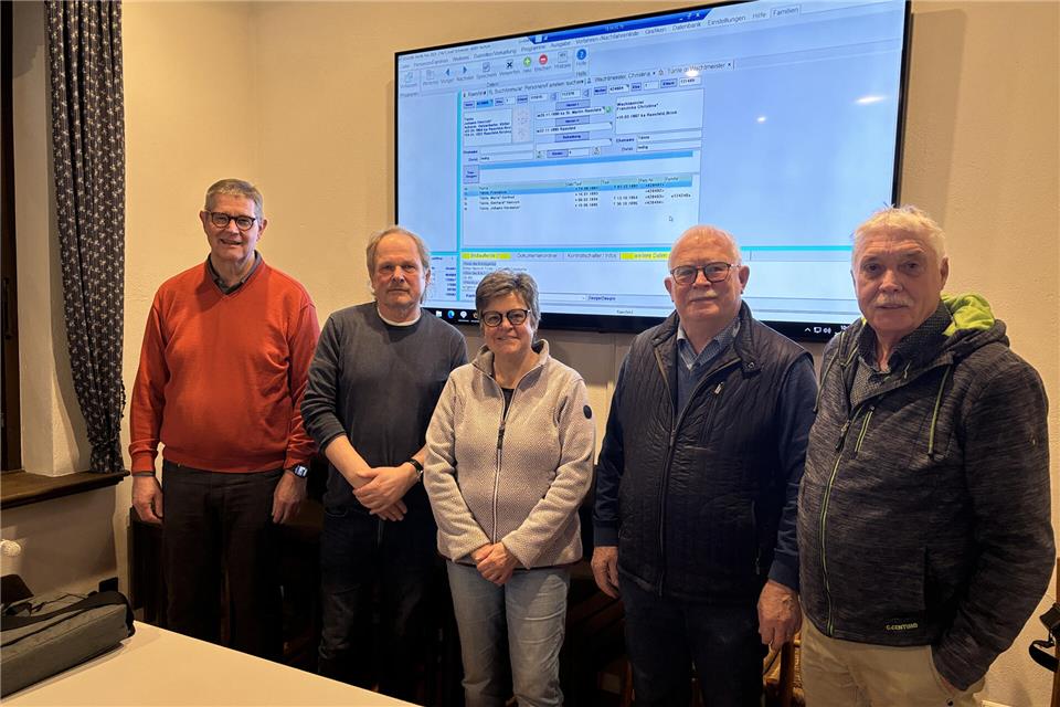 Richard Beering, Helmut Hater, Ruth Beering, Karl-Heinz Tünte und Hans Brune (v. l.) gehören zu der Gruppe, die an dem Ortsfamilienbuch für die Gemeinde Raesfeld arbeitet.