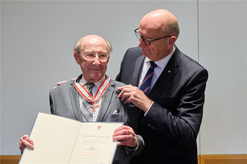 Richard Fagot ist Holocaust-Überlebender und hält die Erinnerung an das dunkelste Kapitel deutscher Geschichte wach. Ministerpräsident Dietmar Woidke sagte bei der Verleihung des Verdienstordens an Fagot, er sei „eine Stimme gegen das Vergessen“. Annette Riedl/dpa
