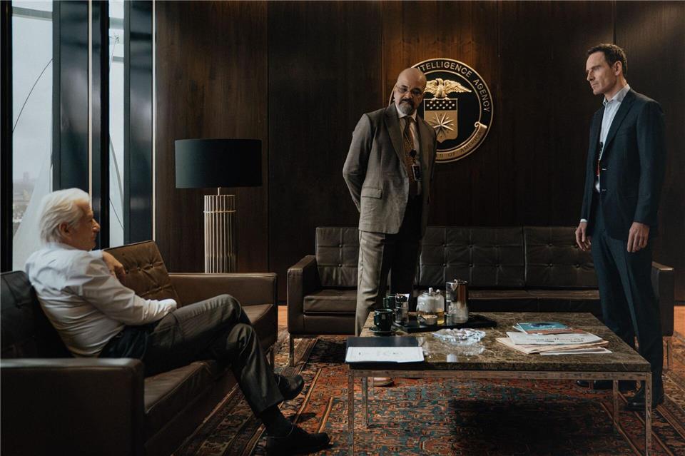Richard Gere (v.l.), Jeffrey Wright und Michael Fassbender in der Geheimagenten-Serie „The Agency“.Handout / Berlin/Paramount+/dpa