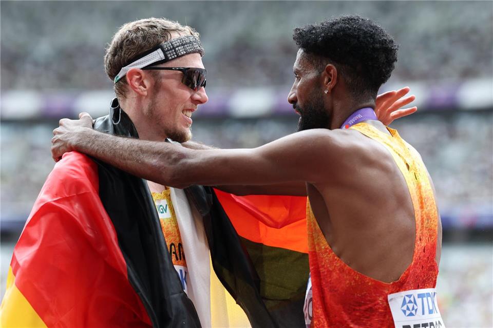Petros nach Silber-Sensation: „Für meine Mama“ in Afrika Richard Ringer (l) freute sich mit seinem Teamkollegen Amanal Petros.Oliver Weiken/dpa