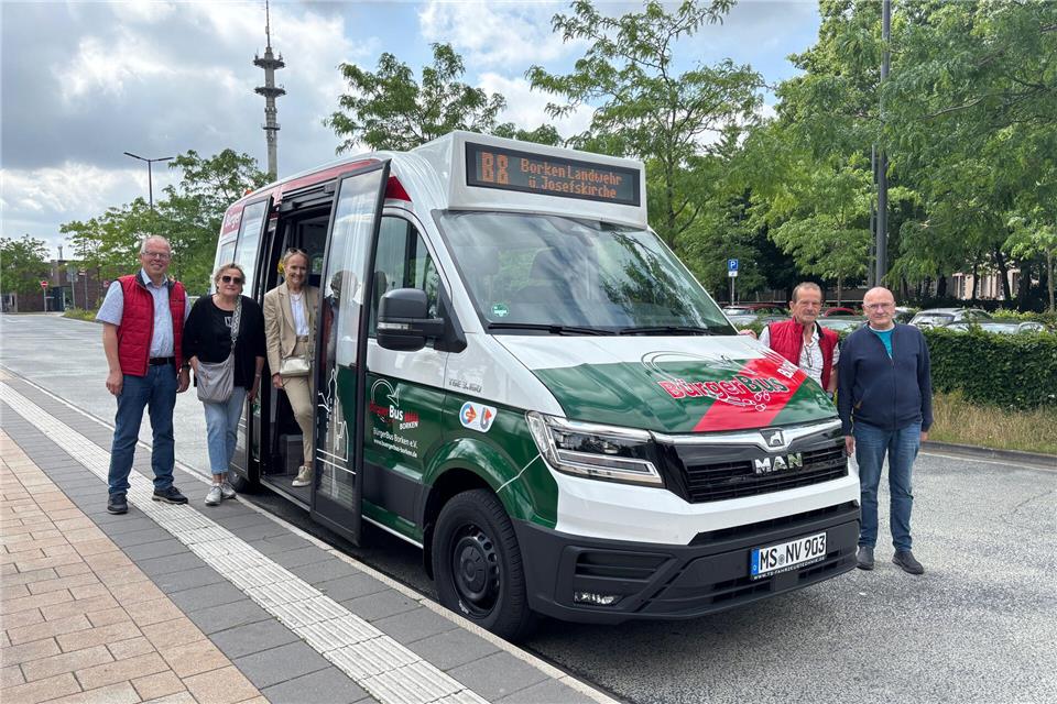 Richard Robers und Margarete Bieber vom Bürgerbusverein, Bürgermeistern Mechtild Schulze Hessing und mit Herbert Wienen und Karl Strotmann zwei der Fahrer (von links) haben am Montag den neuen Bürgerbus in Betrieb genommen.